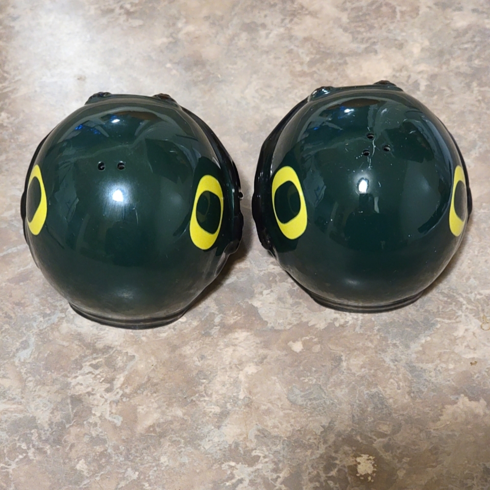 Out of the Woods Oregon Ducks Collegiate Football Salt & Pepper Shakers - Picture 4 of 4